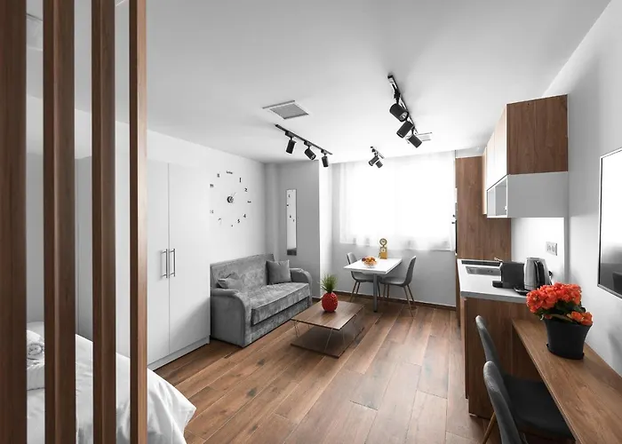 Ultima, Nilie Hospitality Mgmt